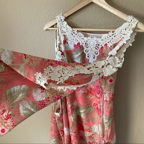 Dress the Population floral lace bell sleeve dress - Picture 4 of 6